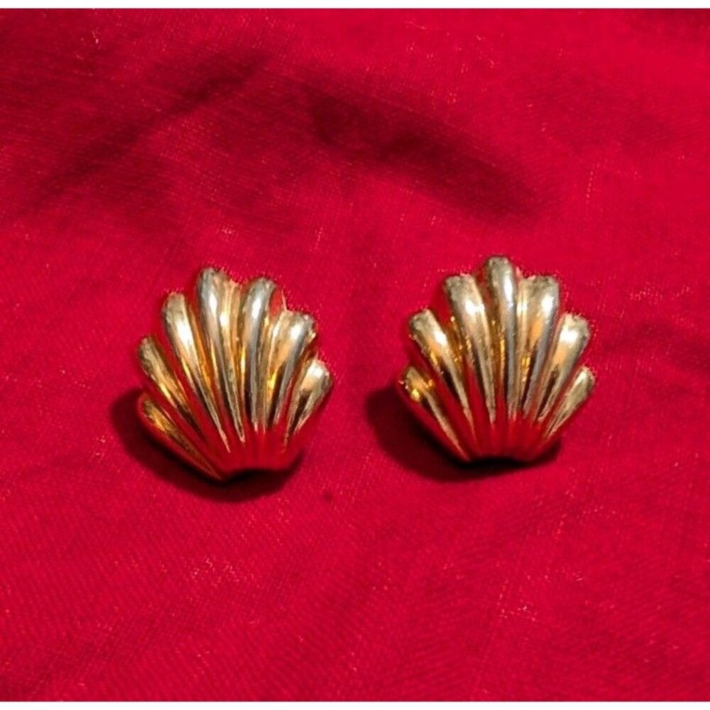 Vintage Napier Gold Plated Seashell Stud Earrings Ribbed Clamshell Signed